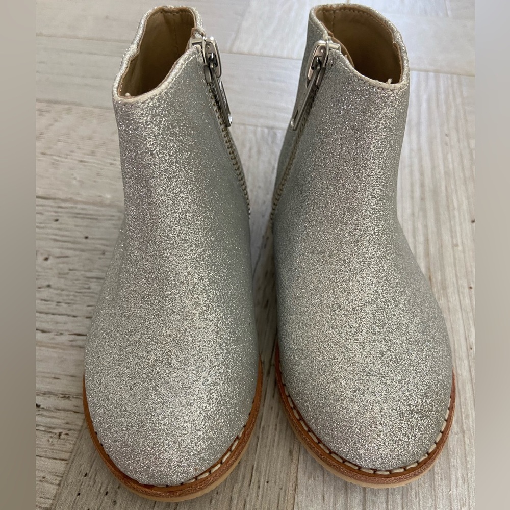 NWOT JANIE AND JACK TODDLER SILVER SPARKLE BOOTS SIZE 6